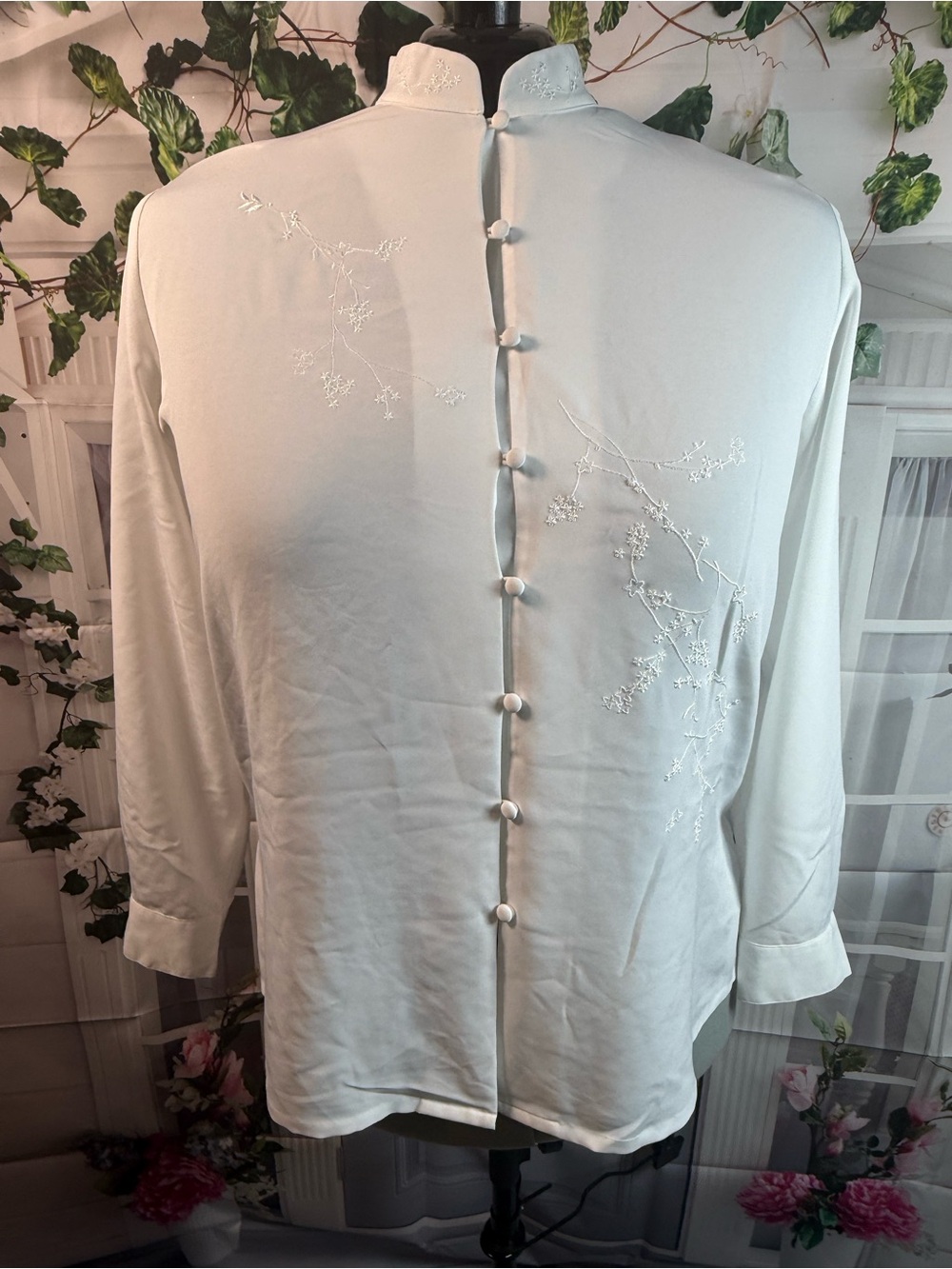 392-Scott White Mandarin Collar Embroidered Button-Front Blouse